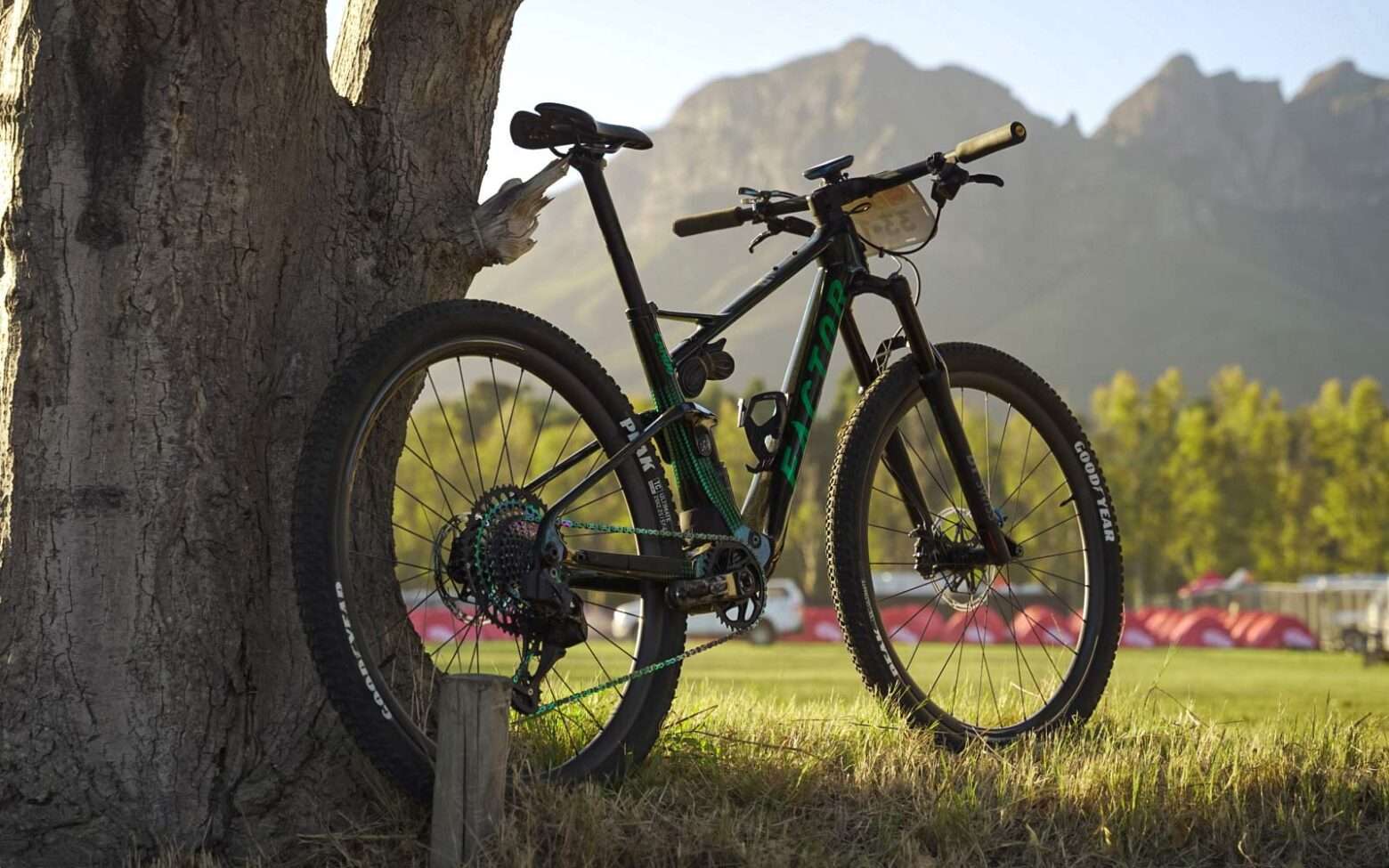 Le nuovissime mountain bike in carbonio Factor Lando XC, Amani Racing Team, Cape Epic, tende