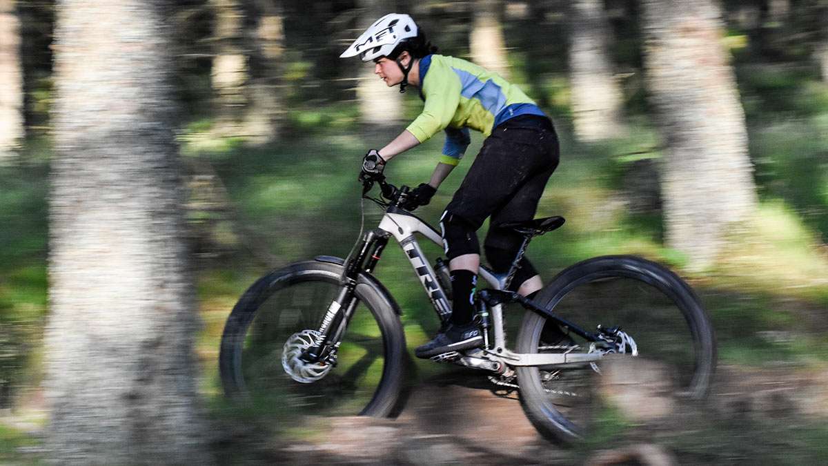 MET-PARACHUTE-MCR-HELMET-REVIEWED-FULL-FACE-CONVERTIBLE-CHIN-BAR