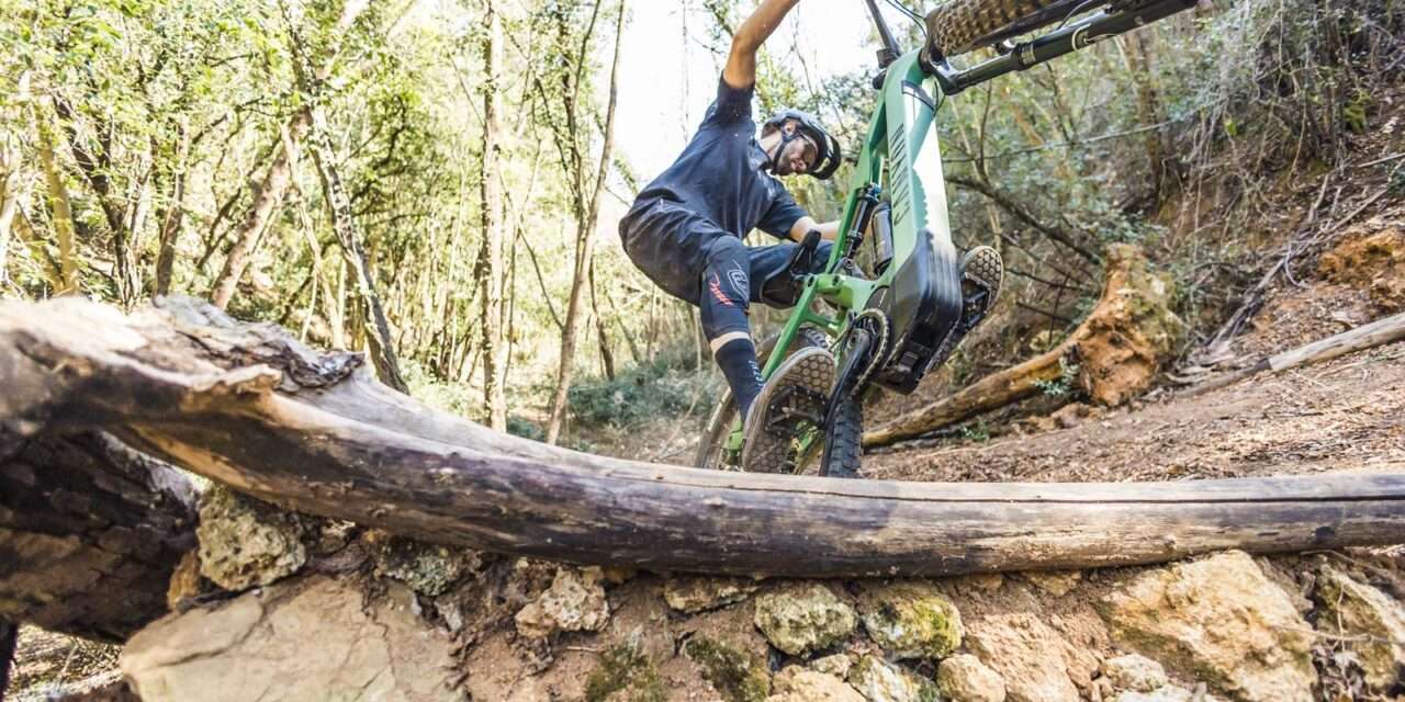 2022 Canyon Spectral:ON CF aggiunge modelli più convenienti alla famiglia eMTB da 900 Wh