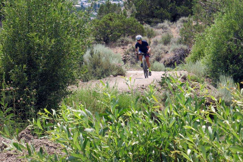 La recensione della bici gravel Trek Checkpoint SL5 WSD 2019 mostra che è una bici da strada capace che funziona anche per il ciclocross