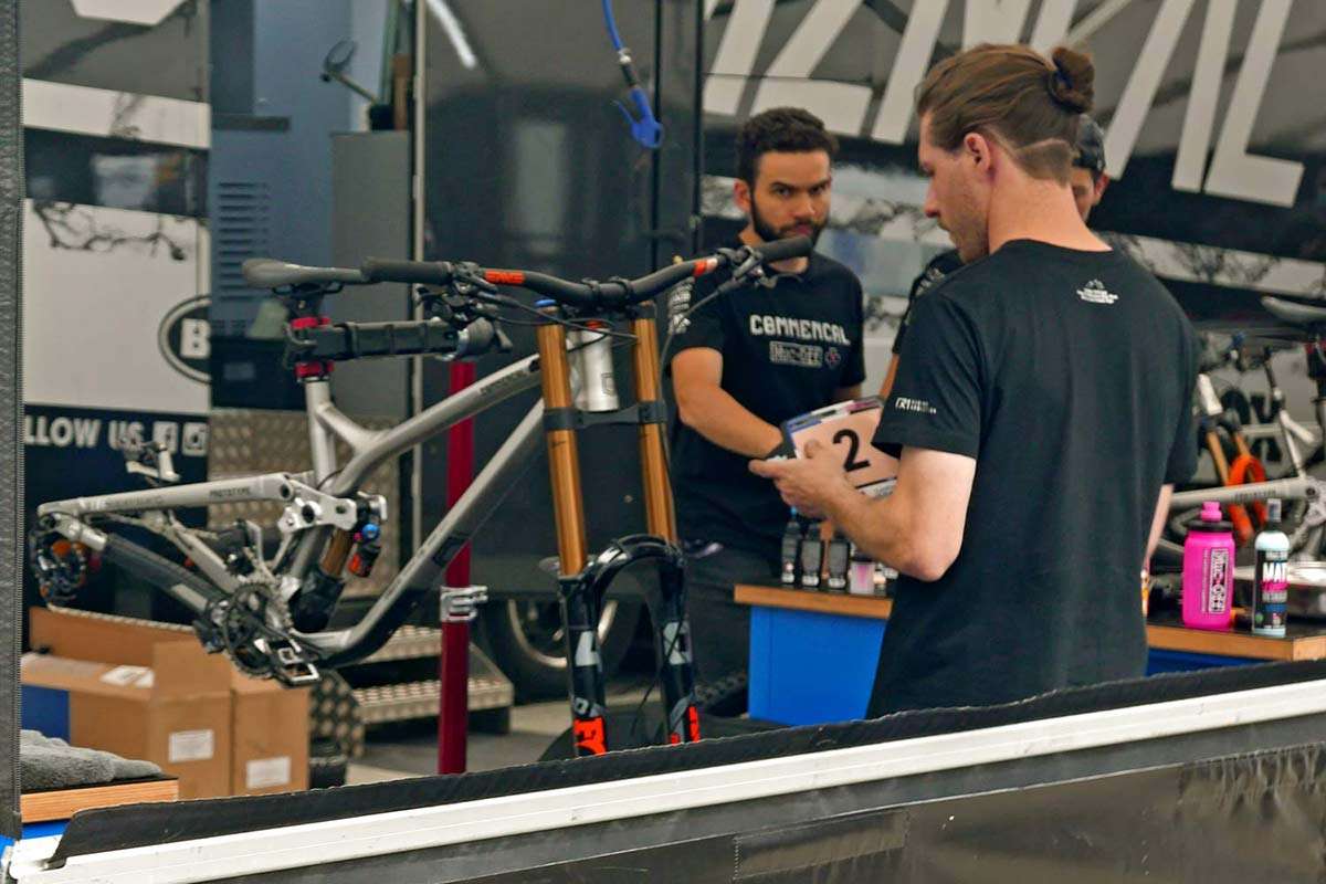 commencal supreme dh prototipo bici da downhill