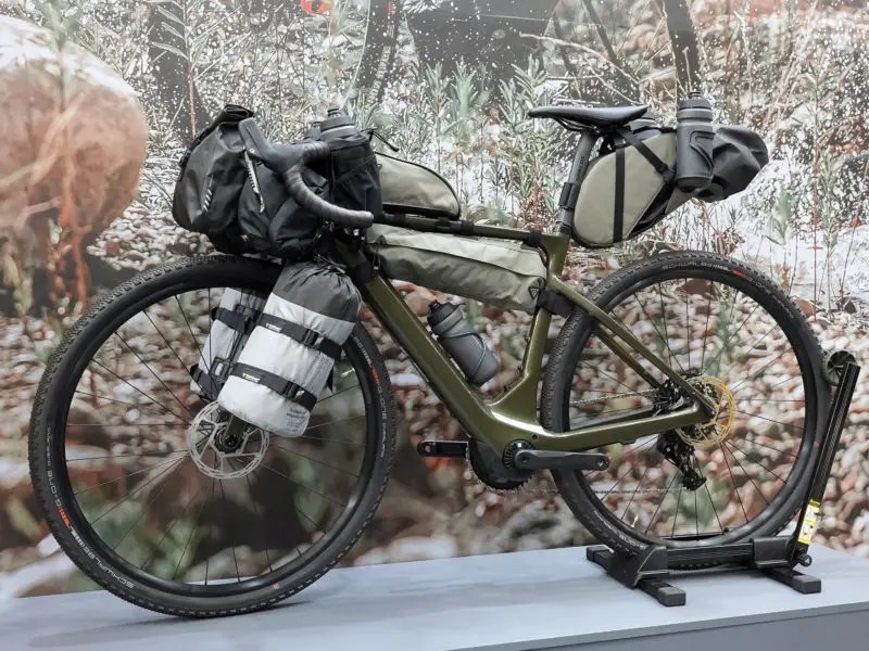 Telaio Topeak bikepacking e borse reggisella mostrate su una bici gravel