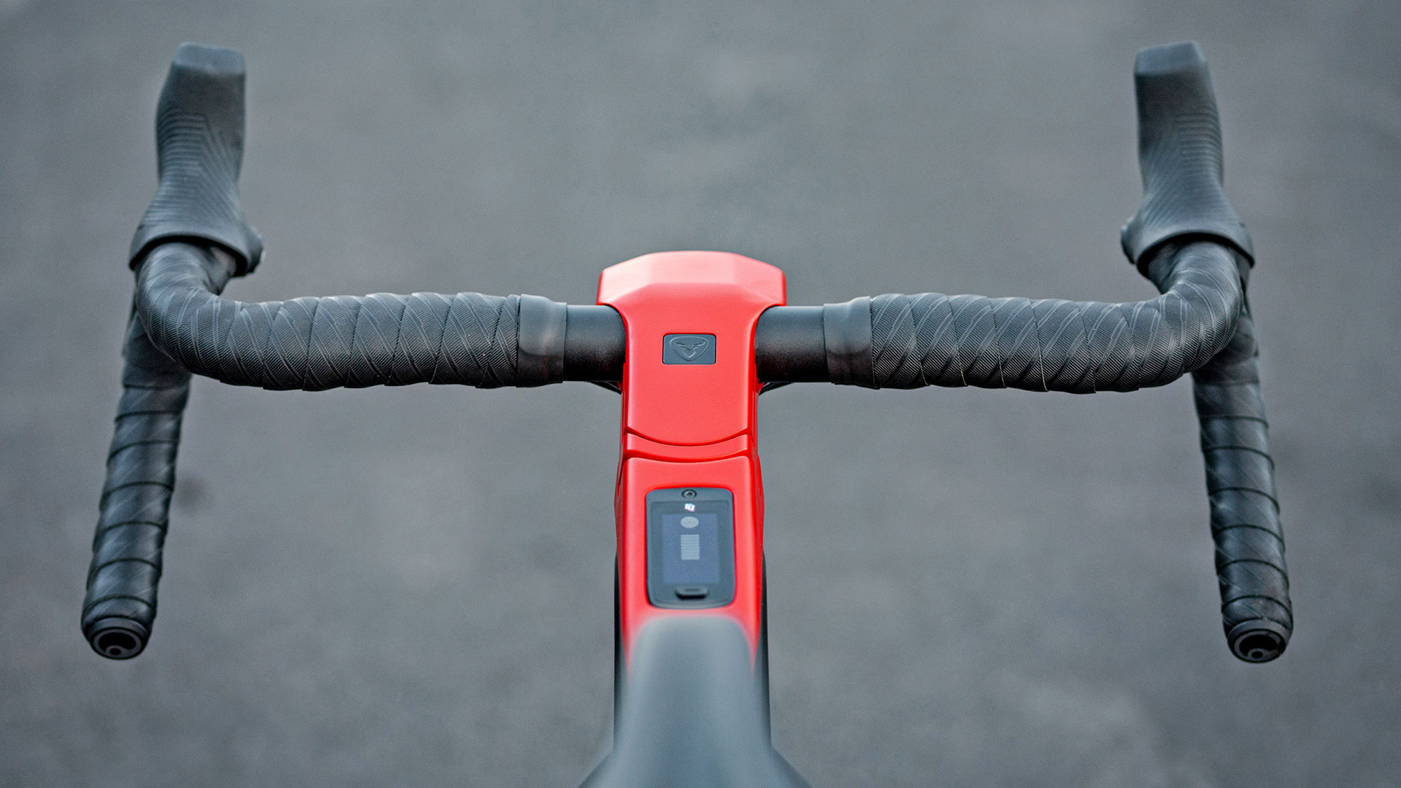 Ebike gravel Rotwild R-R275 X, una bici elettrica all-road leggera e completamente integrata alimentata da TQ, display TQ integrato