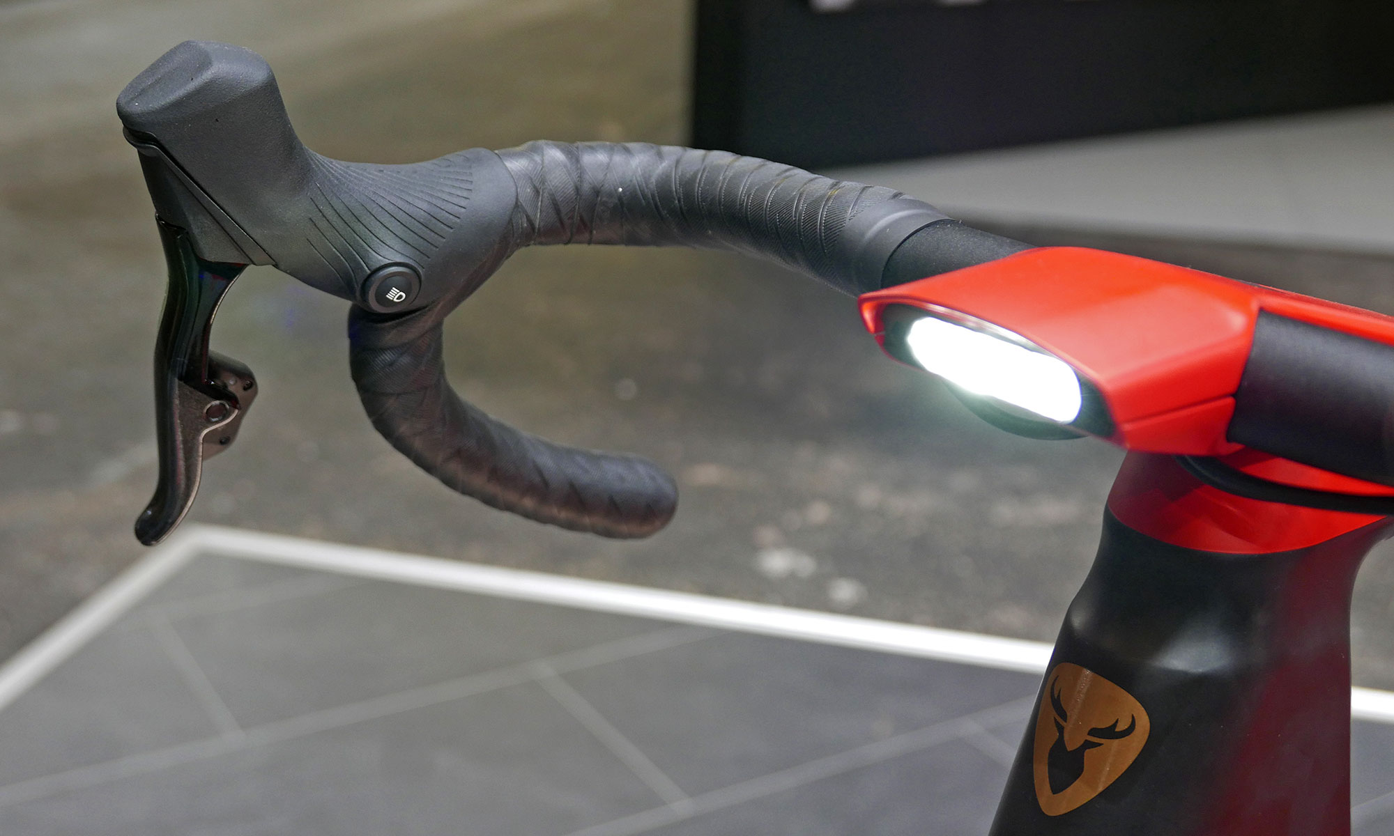 Bici elettrica gravel Rotwild R-R275 X, una bici elettrica all-road leggera e completamente integrata con motore TQ, comandi degli abbaglianti