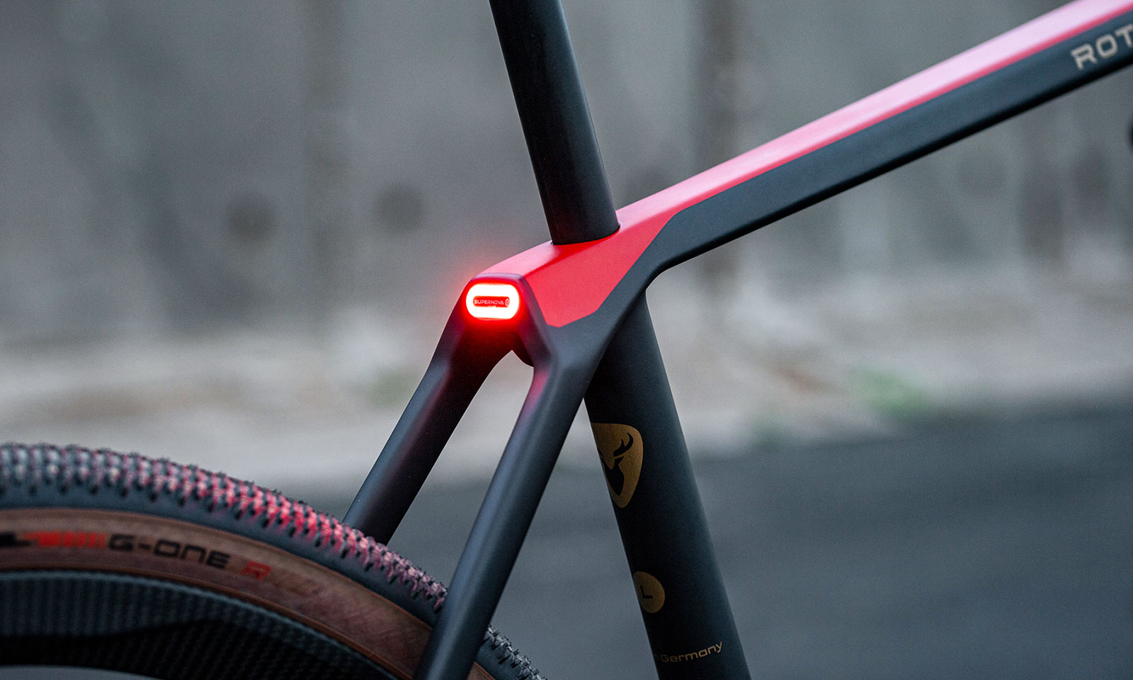 Bici elettrica gravel Rotwild R-R275 X, una bici elettrica all-road leggera completamente integrata con motore TQ, fanale posteriore integrato