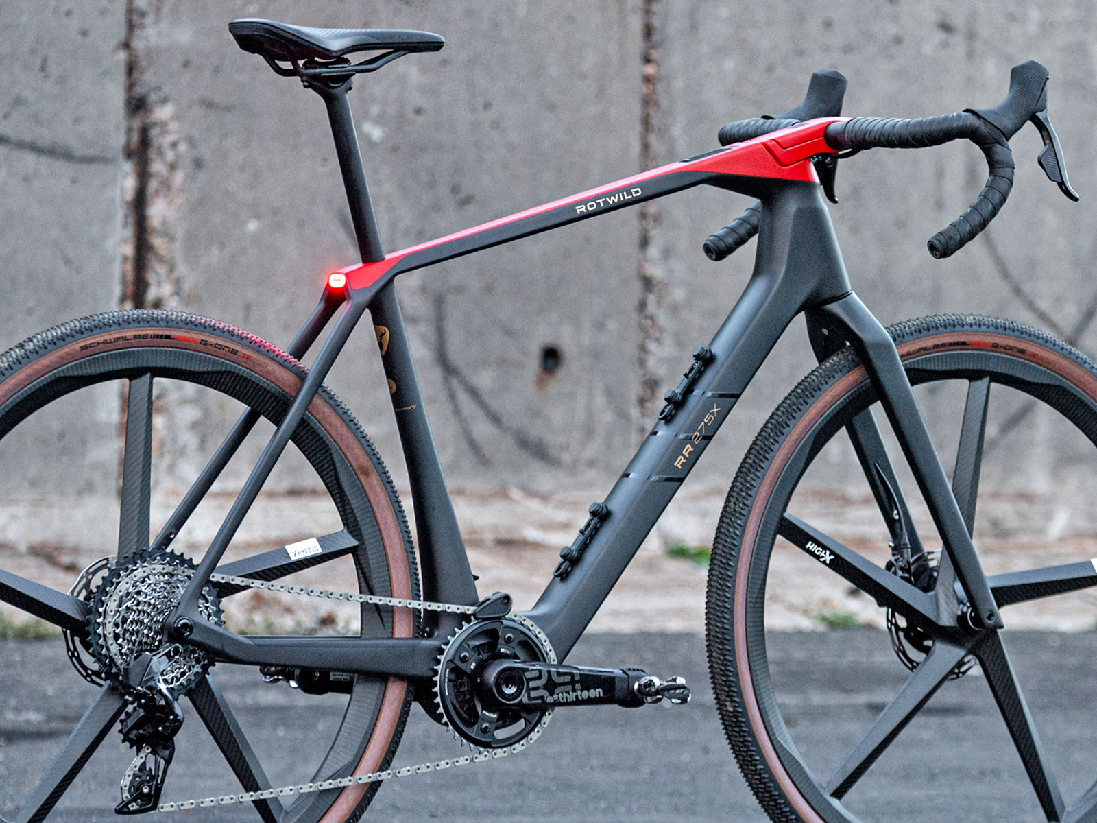 Bici elettrica gravel Rotwild R-R275 X, una bici elettrica all-road leggera e completamente integrata con motore TQ, telaio angolato