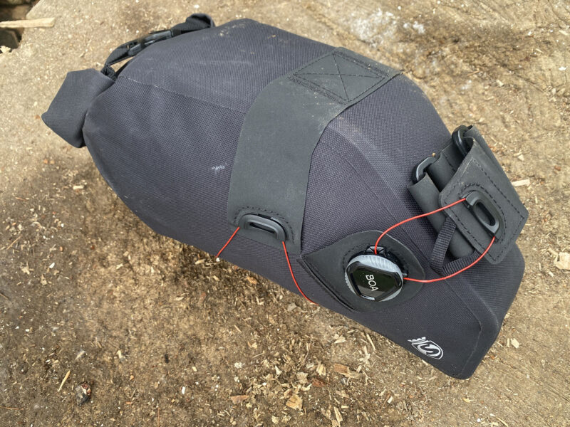 Borse Silca Grinta, zaini da bikepacking leggeri e compatti a rapido imballaggio Recensione, dettaglio attacco borsa laterale