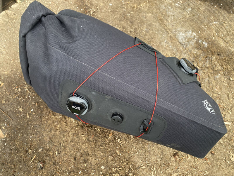 Borse Silca Grinta, zaini da bikepacking leggeri e compatti per un rapido imballaggio Recensione, valvola dell'aria della borsa e dettaglio del quadrante Boa