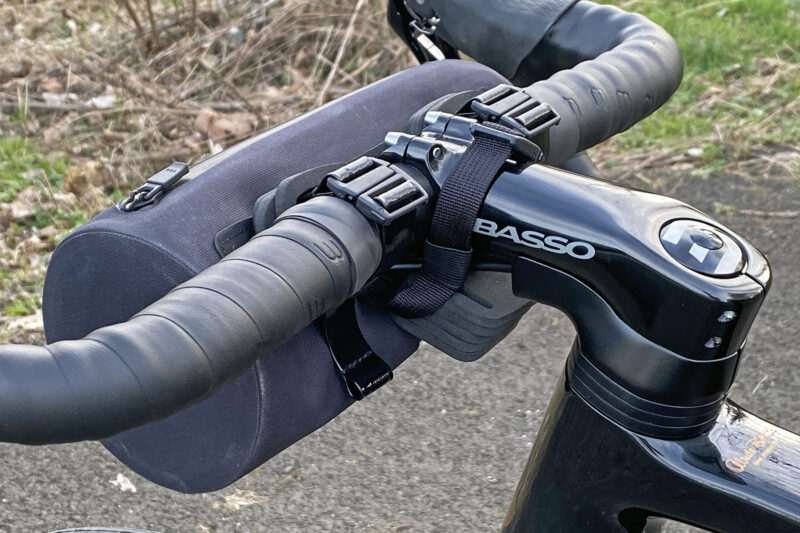 Borse Silca Grinta, zaini da bikepacking leggeri e compatti a rapido imballaggio Recensione, dettaglio attacco barra
