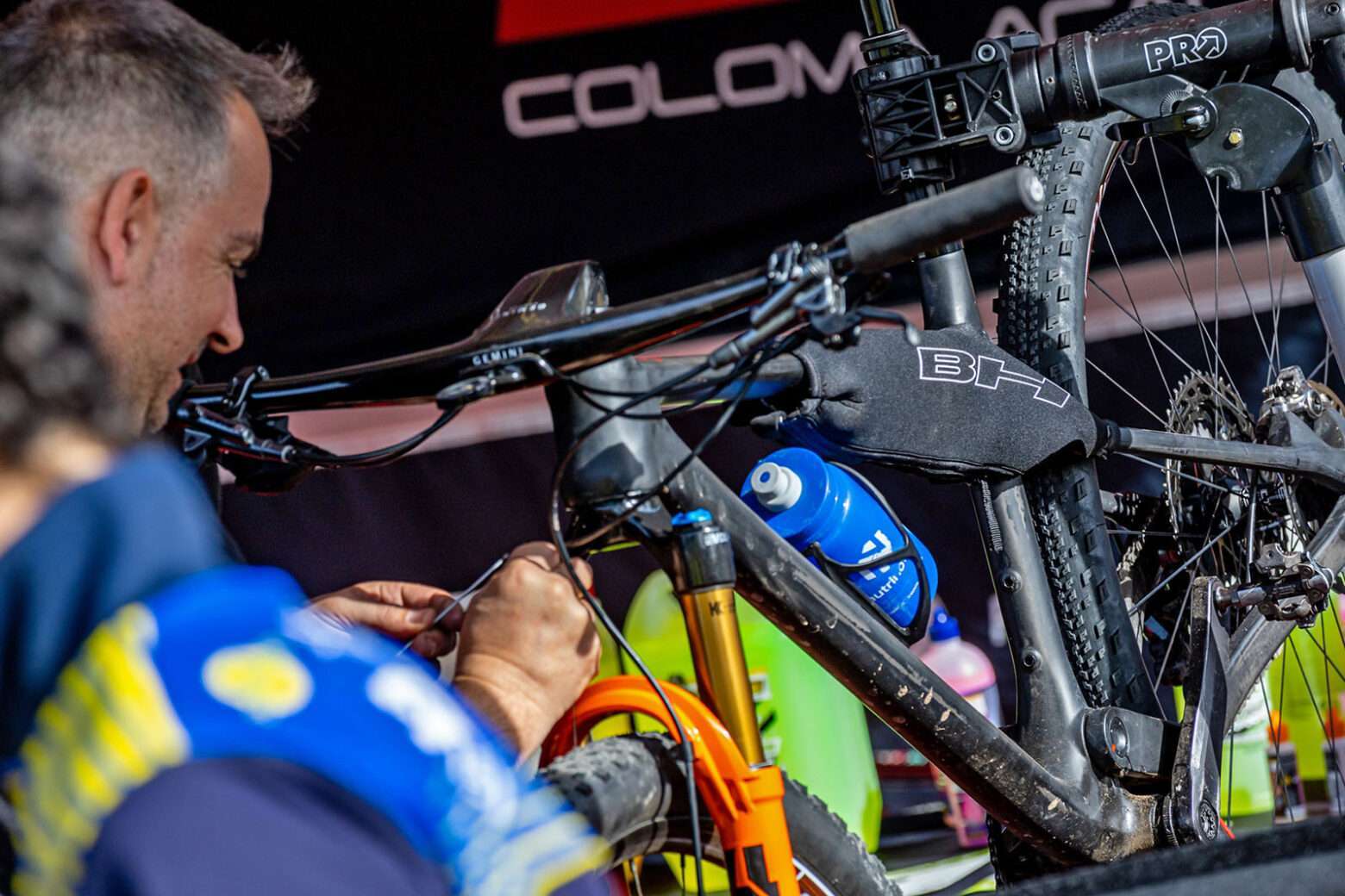 Prototipo BH Lynx Race EVO v2 Spy Shots, prototipo di mountain bike da cross-country XC MTB XCO in carbonio di nuova generazione, allestito ai box della squadra