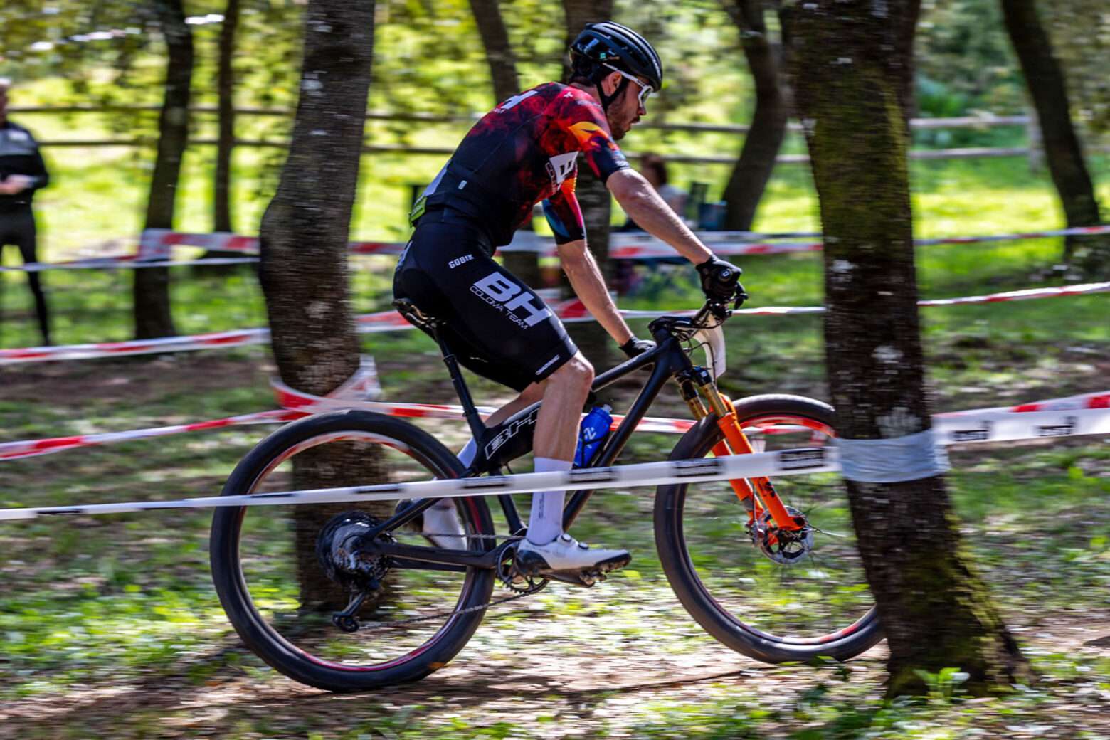 Prototipo BH Lynx Race EVO v2 Sneak Peek, mountain bike da fondo XC MTB XCO in carbonio di nuova generazione che ha corso al SuperPrestigio 2024 Ancin, Jofre Cullel che corre tra gli alberi
