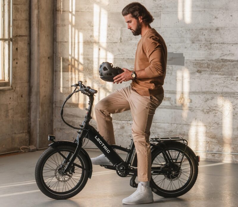 L'eBike Lectric ONE guarda il casco