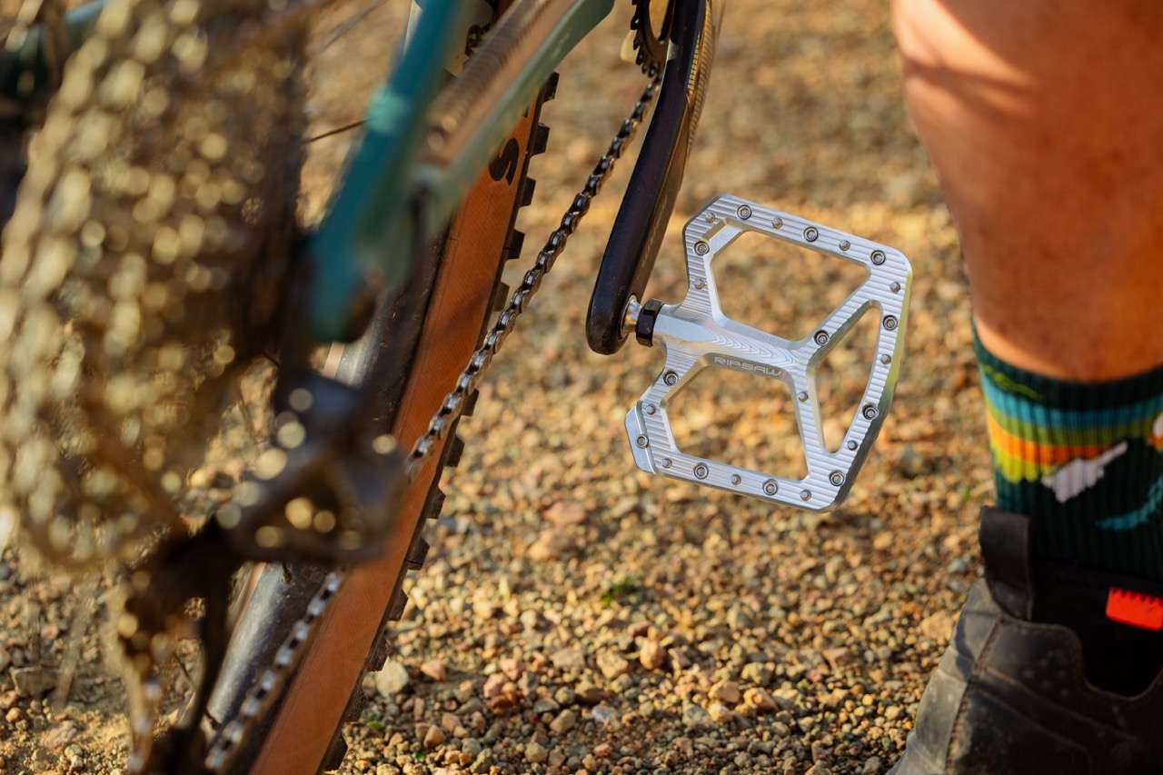 Pedali in alluminio Ripsaw Wolf Tooth all'esterno