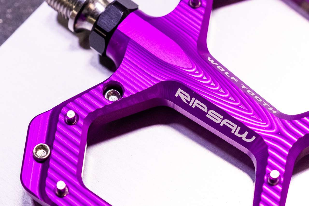 Primo piano dei pedali in alluminio Ripsaw Wolf Tooth