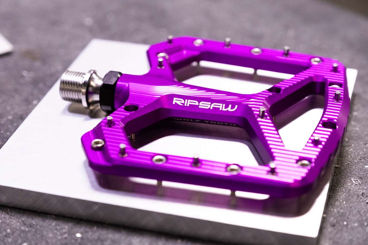 Pedali in alluminio Ripsaw Wolf Tooth su billet