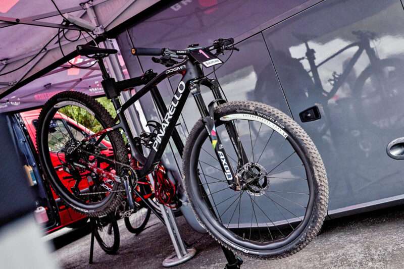 Mountain bike da fondo in carbonio Pinarello Dogma XC Hardtail HT 2024, foto di ESMTB per gentile concessione di Pinarello ai Campionati del mondo UCI 2023