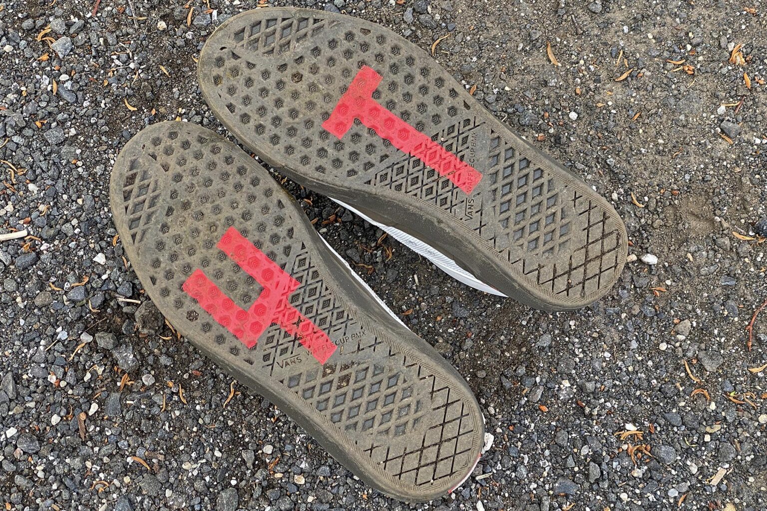 Collaborazione di scarpe Vans x YT Industries Live Uncaged Off The Wall in edizione limitata, classica suola waffle aggiornata per la guida in bicicletta