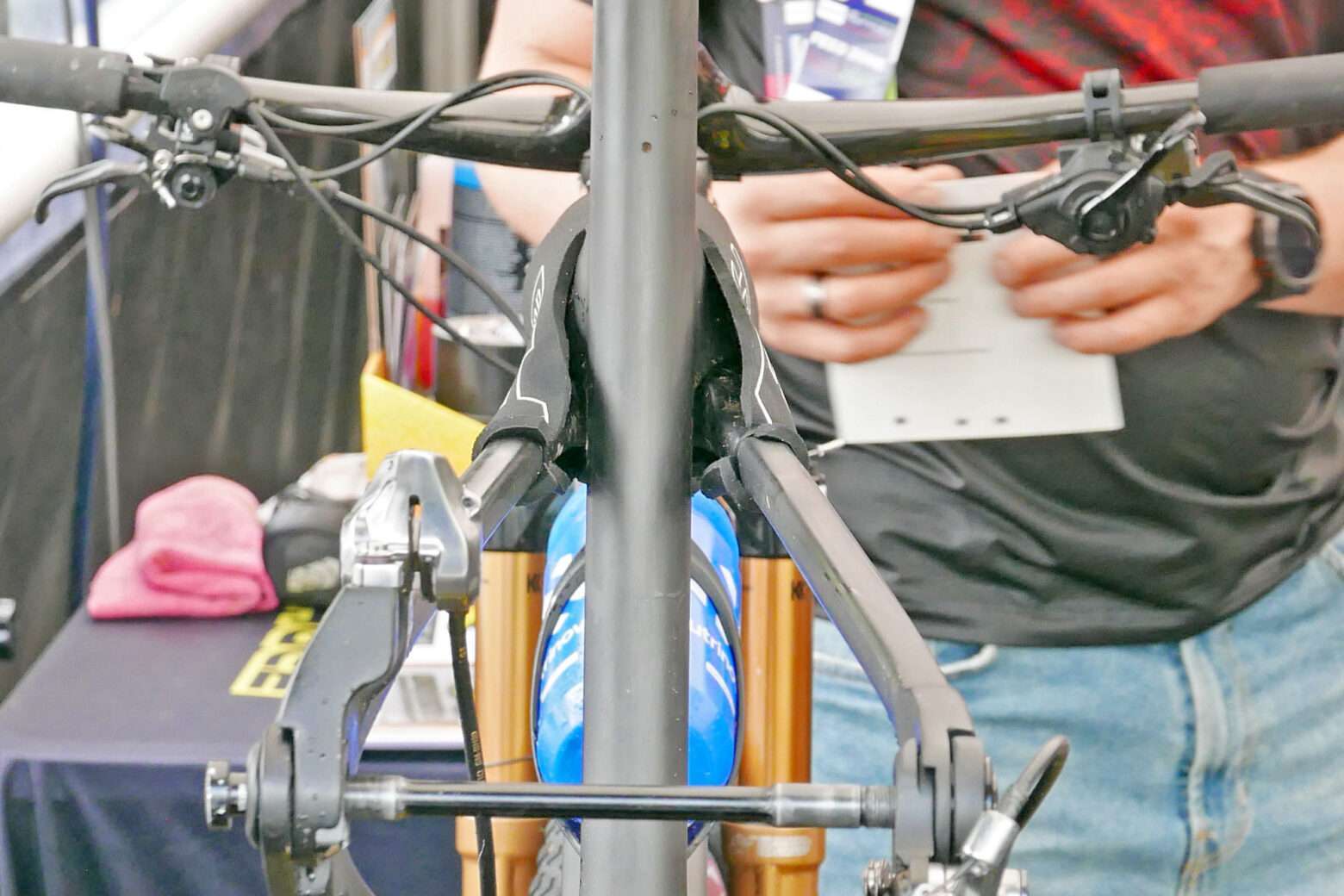 Prototipo di mountain bike da corsa BH XC in carbonio, probabile sostituto della Lynx Evo che ha gareggiato nella Coppa del Mondo di Nove Mesto, accenni a un ponte del fodero verticale all'interno