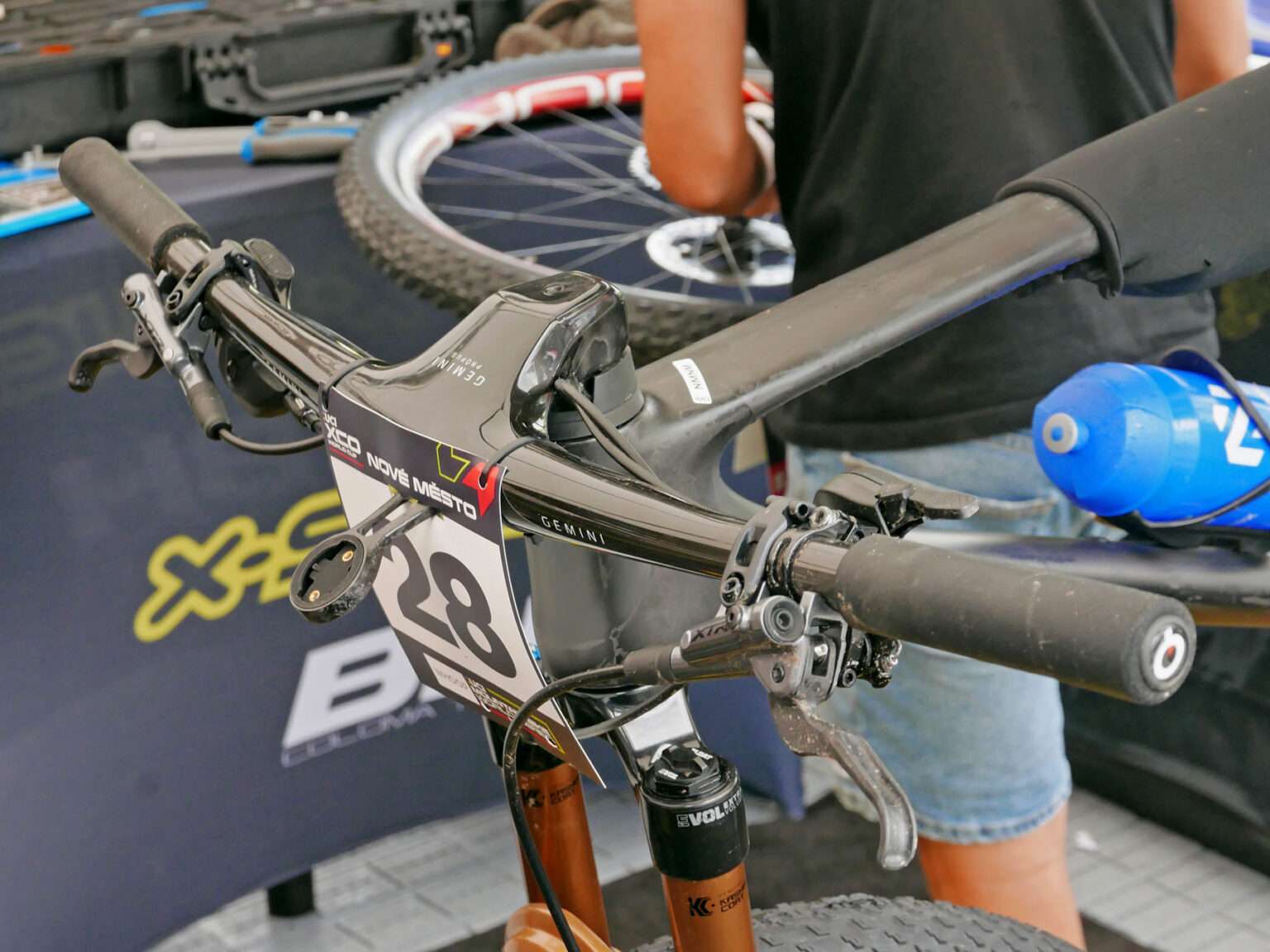 Prototipo di mountain bike da corsa BH XC in carbonio, probabile sostituto della Lynx Evo gareggiata nella Coppa del Mondo di Nove Mesto, cabina di pilotaggio integrata con molti cavi