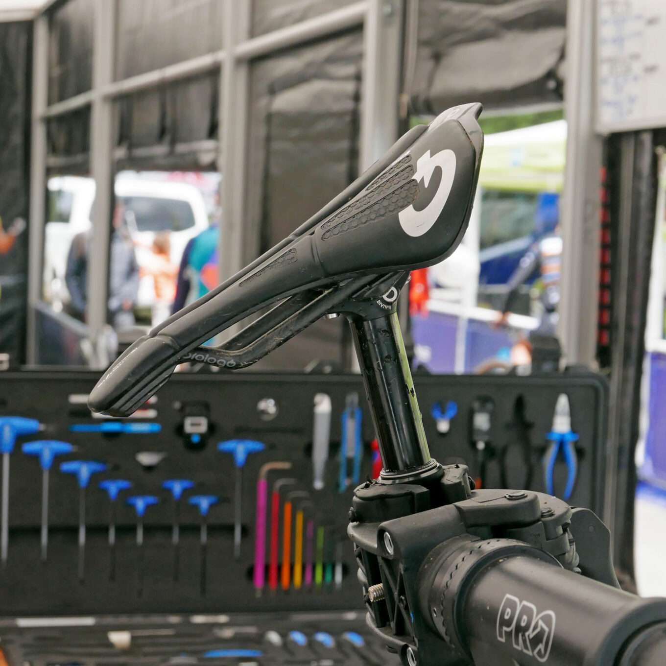 Prototipo di mountain bike da gara in carbonio BH XC, probabile sostituto della Lynx Evo che ha corso nella Coppa del Mondo di Nove Mesto, reggisella telescopico meccanico Bike Yoke