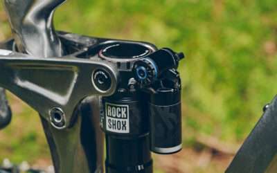 Gli ammortizzatori Rockshox Super Deluxe Air e Vivid Coil ottengono uno smorzamento della compressione più reattivo