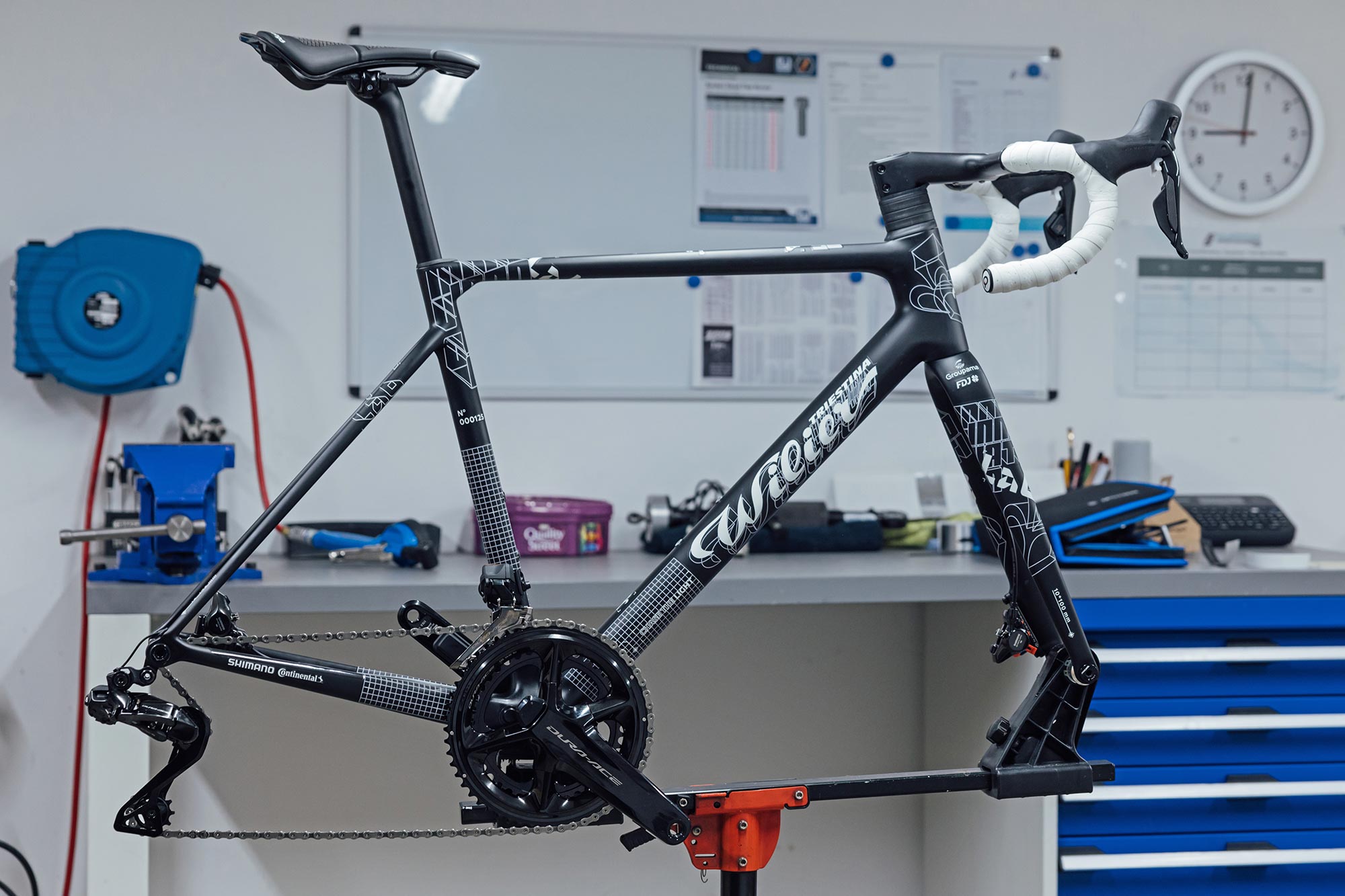 Bici da strada Wilier Verticale SLR leggera in carbonio 2024, telaio FDJ nella galleria del vento di Silverstone