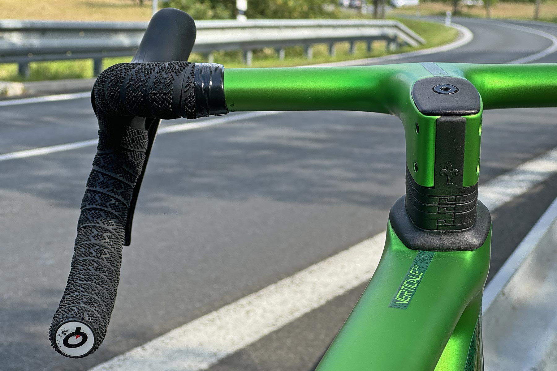 Bici da strada per scalatori in carbonio leggero Wilier Verticale SLR 2024, drop flare unico