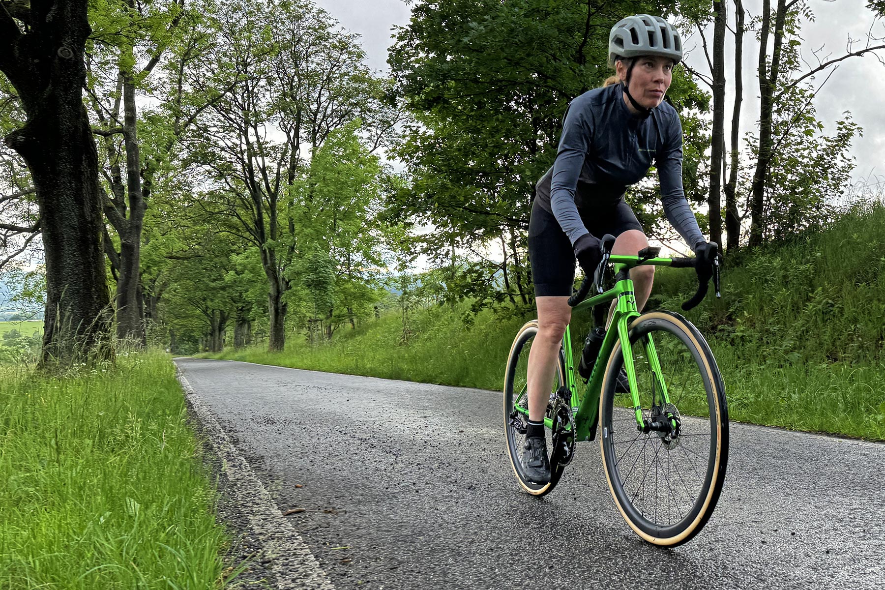 Prime impressioni sulla recensione: bici da strada Wilier Verticale SLR leggera in carbonio, da corsa sul bagnato