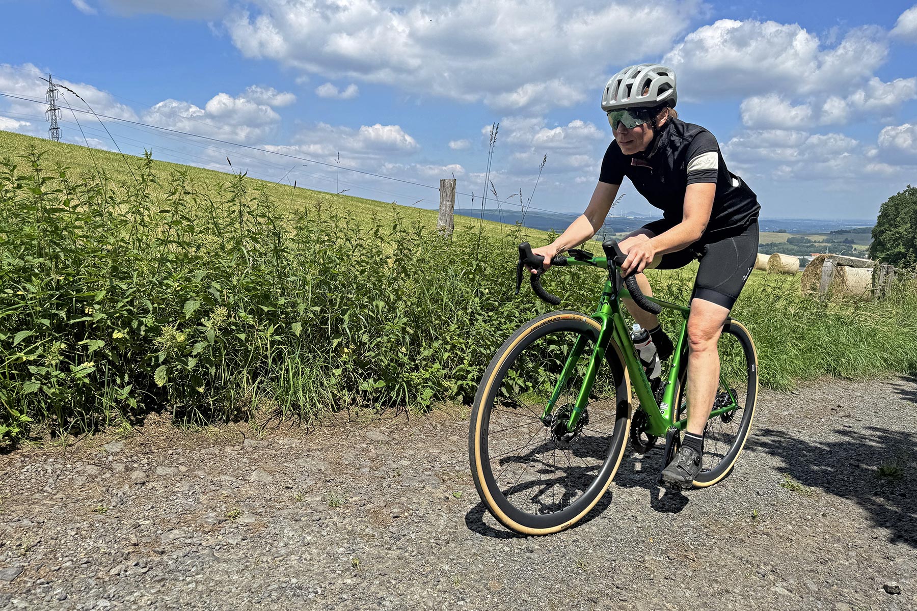Recensione delle prime impressioni: bici da strada Wilier Verticale SLR leggera in carbonio, aspjalt rotto