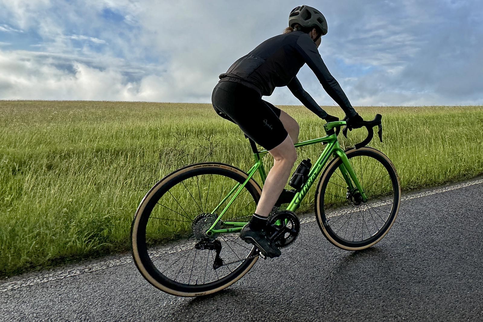 Prime impressioni sulla recensione: bici da strada Wilier Verticale SLR leggera in carbonio, strade bagnate