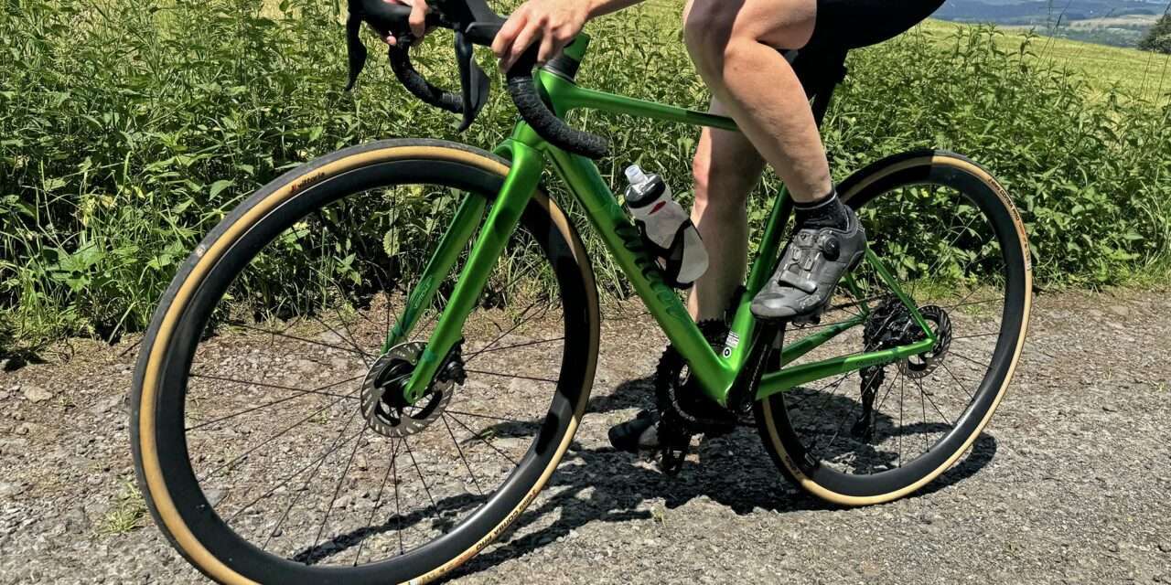 La bici da strada Wilier Verticale SLR ultraleggera in carbonio è più leggera del 10% rispetto a Zero: al primo giro