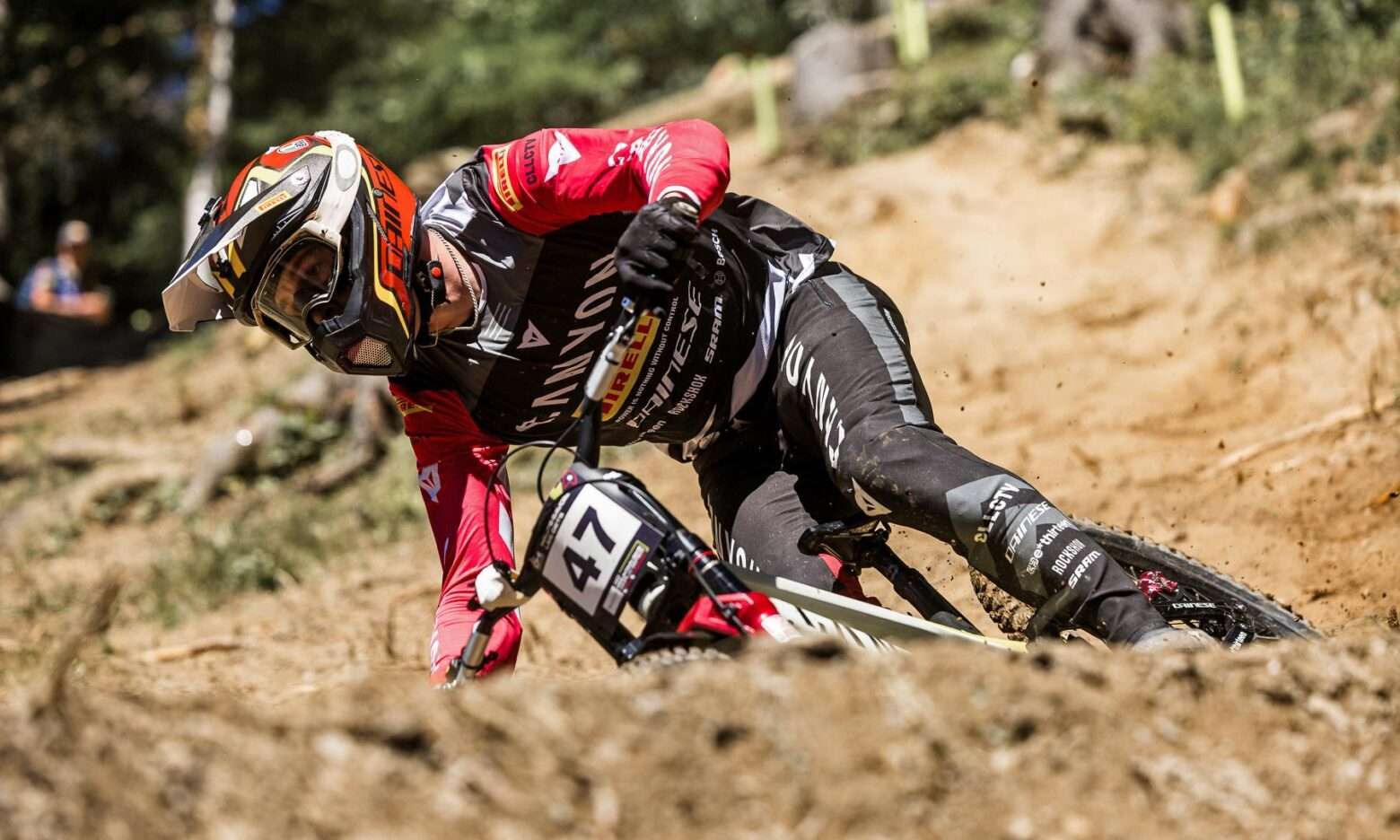 Dainese D-Air Bike Prototype DH airbag gonfiato protezione per torace, schiena e collo, UCI Downhill World Cup Les Gets practice run berm