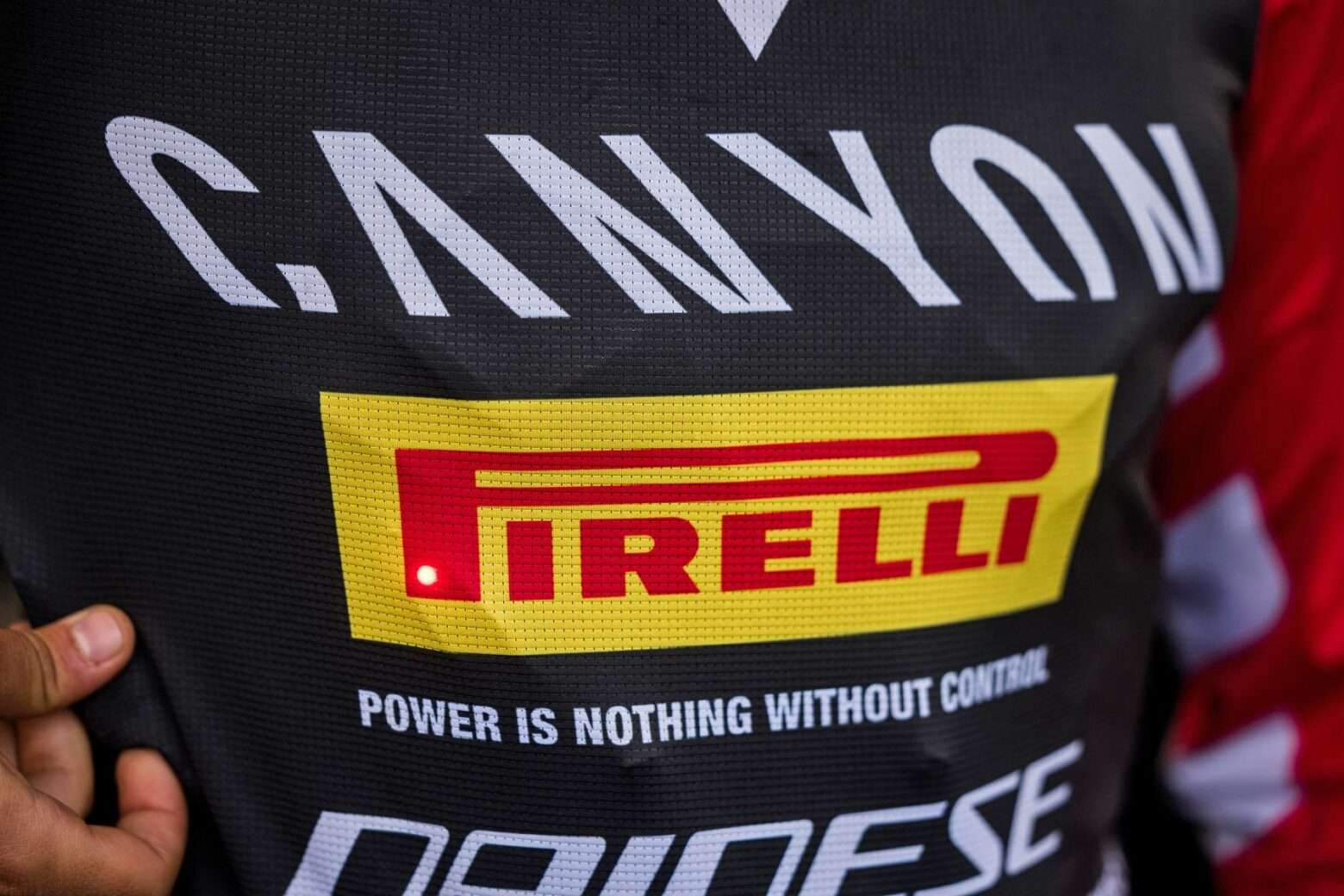 Protezione petto retro collo gonfiata con airbag Dainese D-Air Bike Prototype DH, LED di controllo visibile attraverso la maglia