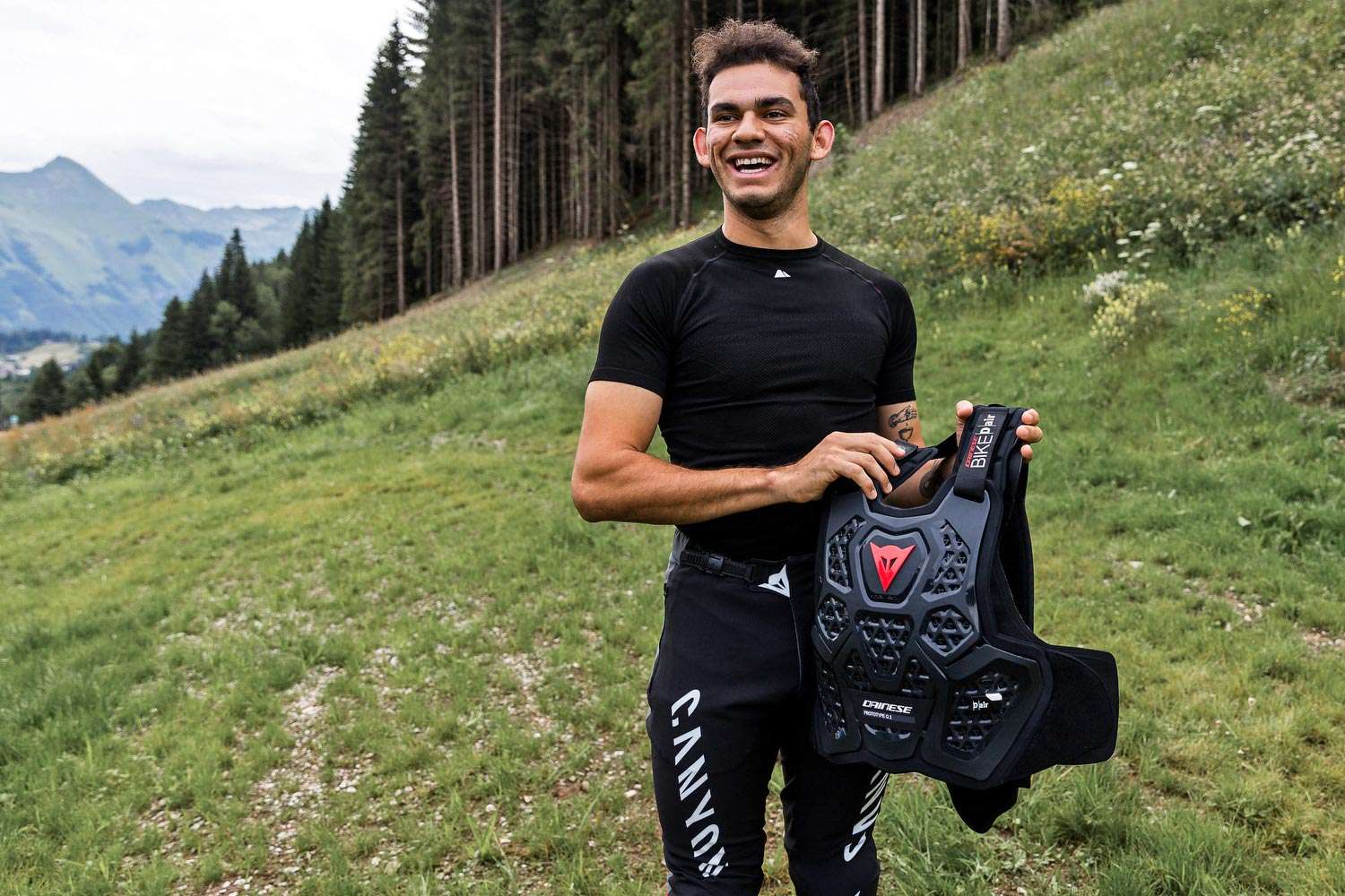 Protezione petto schiena collo gonfiata con airbag Dainese D-Air Bike Prototype DH, Dante Silva con nuovo gilet protettivo