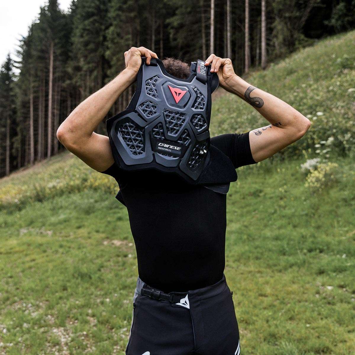 Protezione petto schiena collo gonfiata con airbag Dainese D-Air Bike Prototype DH, Dante Silva indossa il nuovo giubbotto protettivo