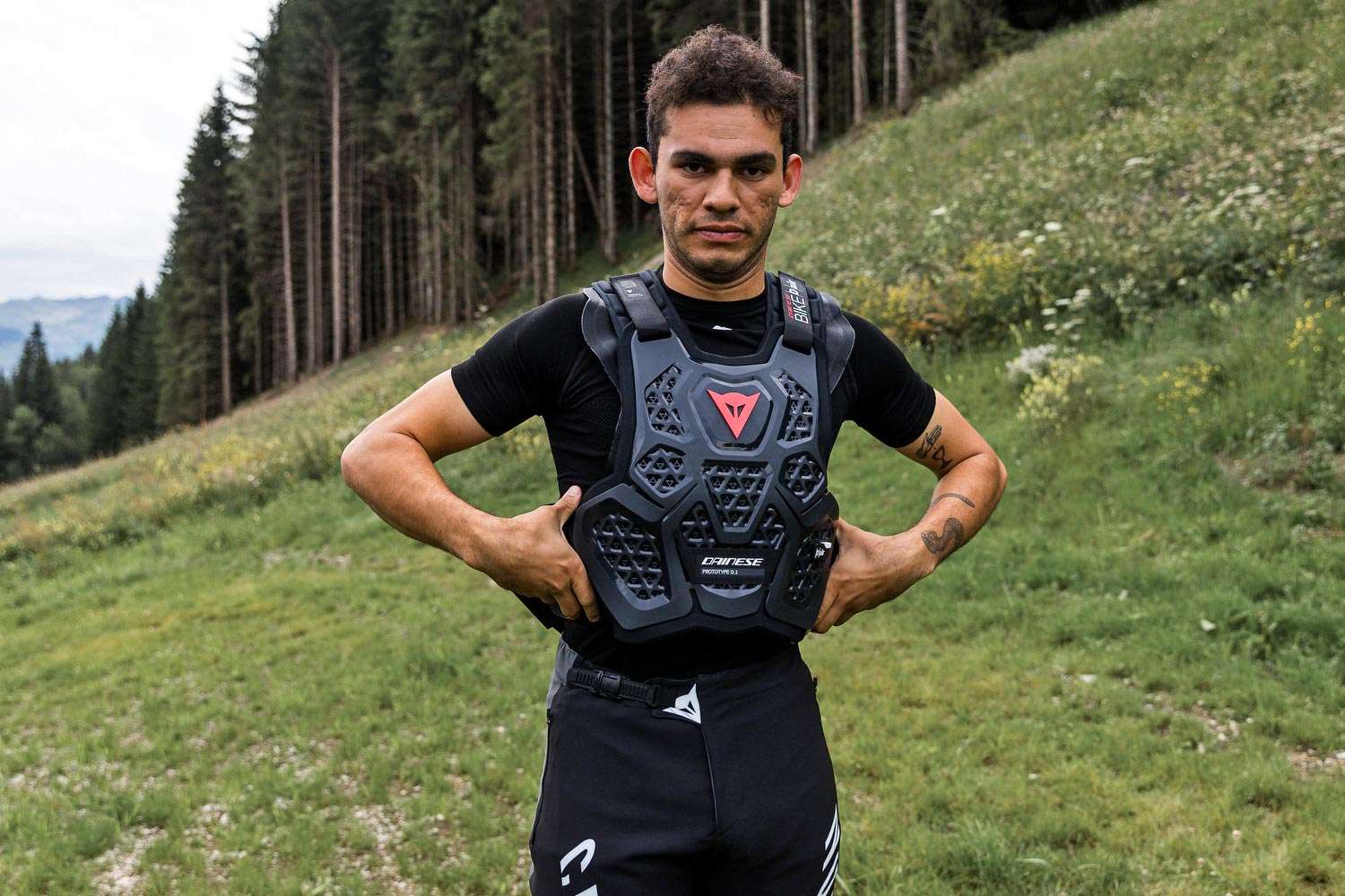 Protezione petto schiena nuca gonfiata con airbag Dainese D-Air Bike Prototype DH, Dante Silva del team Canyon CLLCTV