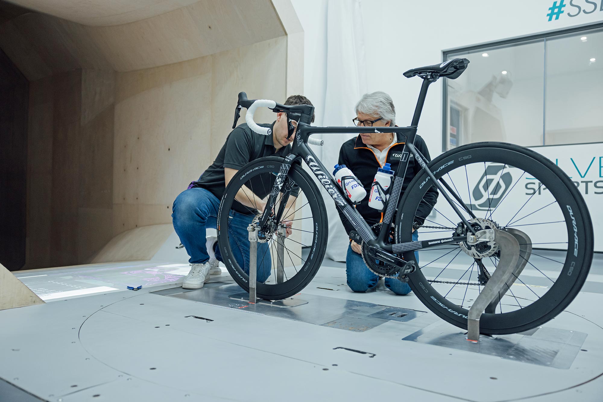 Bici da strada Wilier Verticale SLR leggera in carbonio 2024, FDJ nella galleria del vento di Silverstone