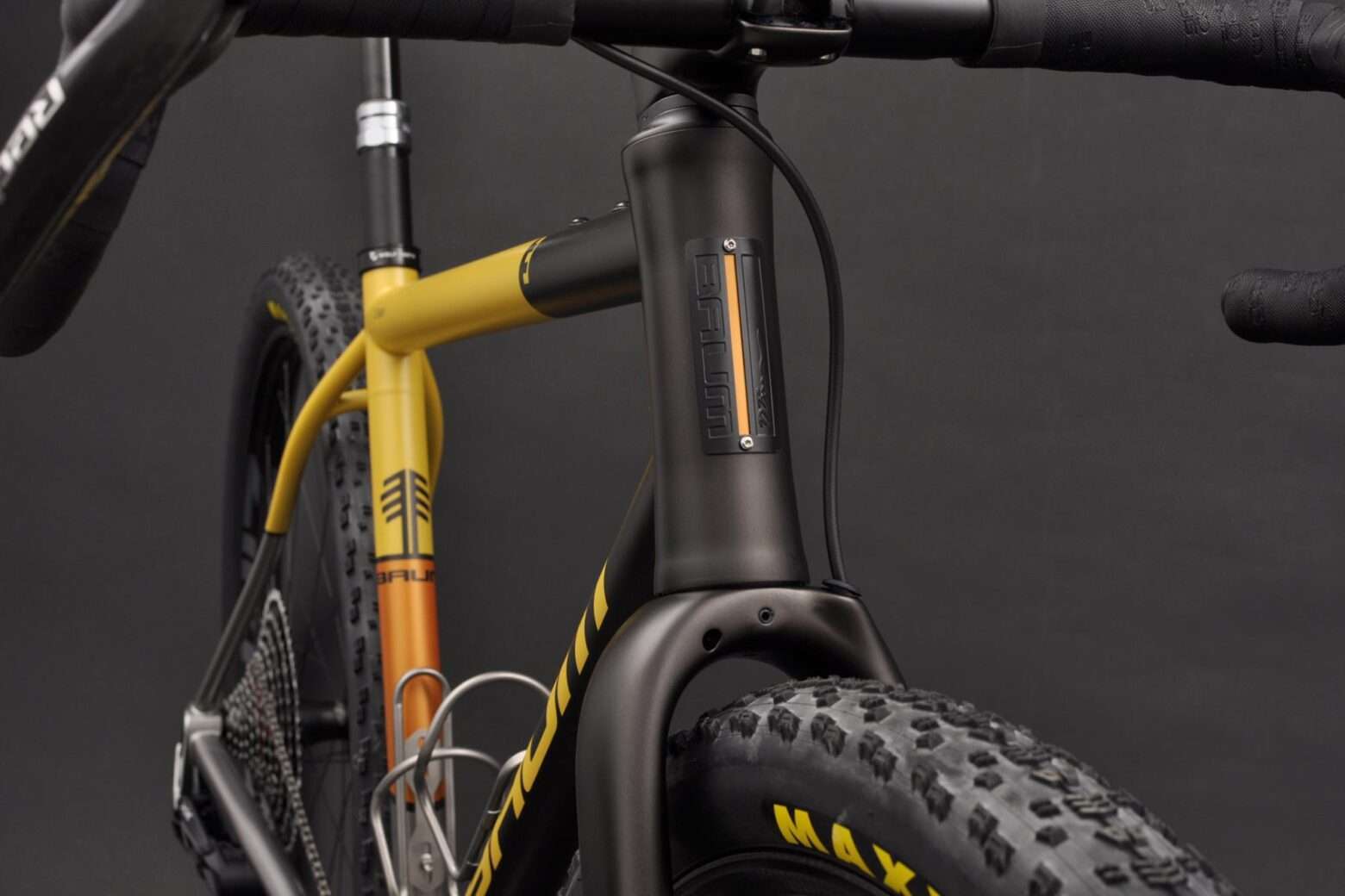 La bici gravel in titanio Baum Cycles DBM è una mountain bike con drop bar e pneumatico anteriore XC fat
