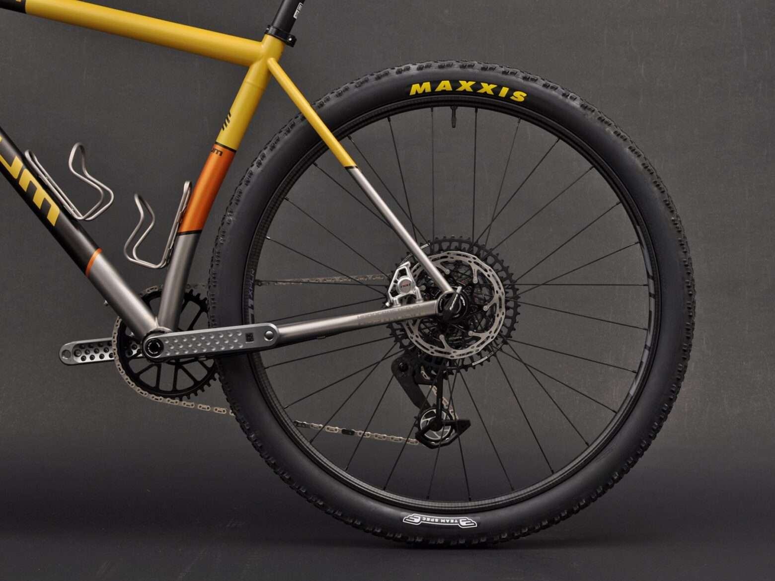 La bici gravel in titanio Baum Cycles DBM è una mountain bike con drop bar e pneumatici MTB da corsa xc