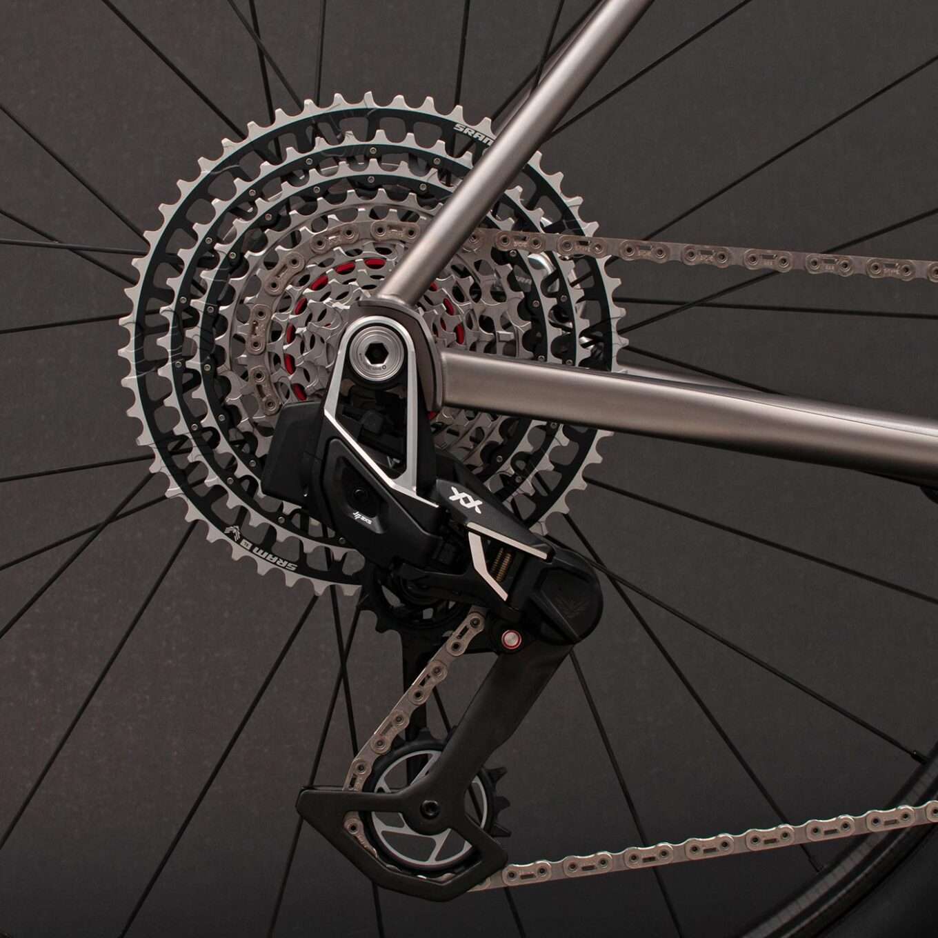 La bici da ghiaia in titanio Baum Cycles DBM è una mountain bike con manubrio drop, compatibilità con trasmissione di tipo T UDH