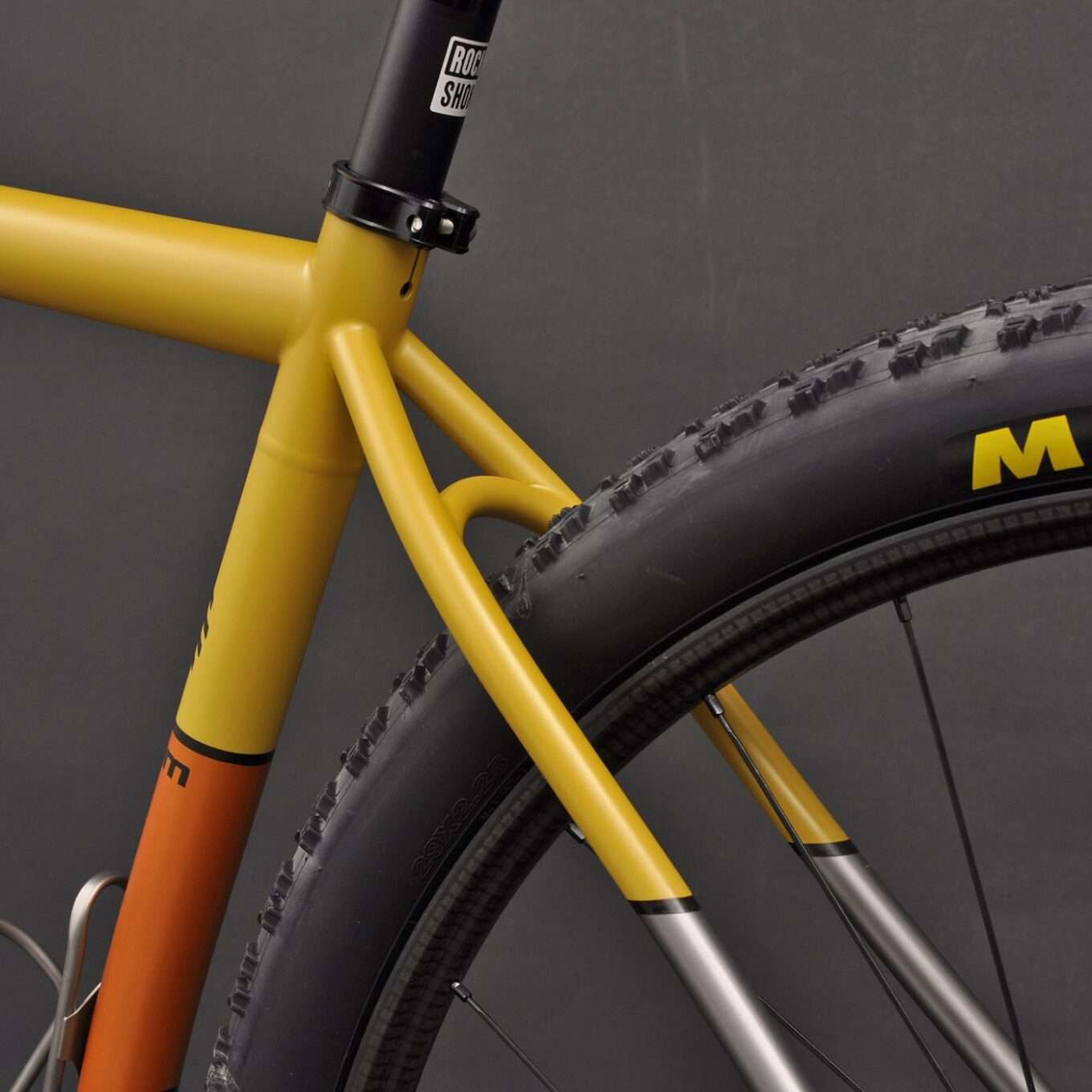 La bici da ghiaia in titanio DBM di Baum Cycles è una mountain bike con manubrio drop, foderi verticali e gruppo sella
