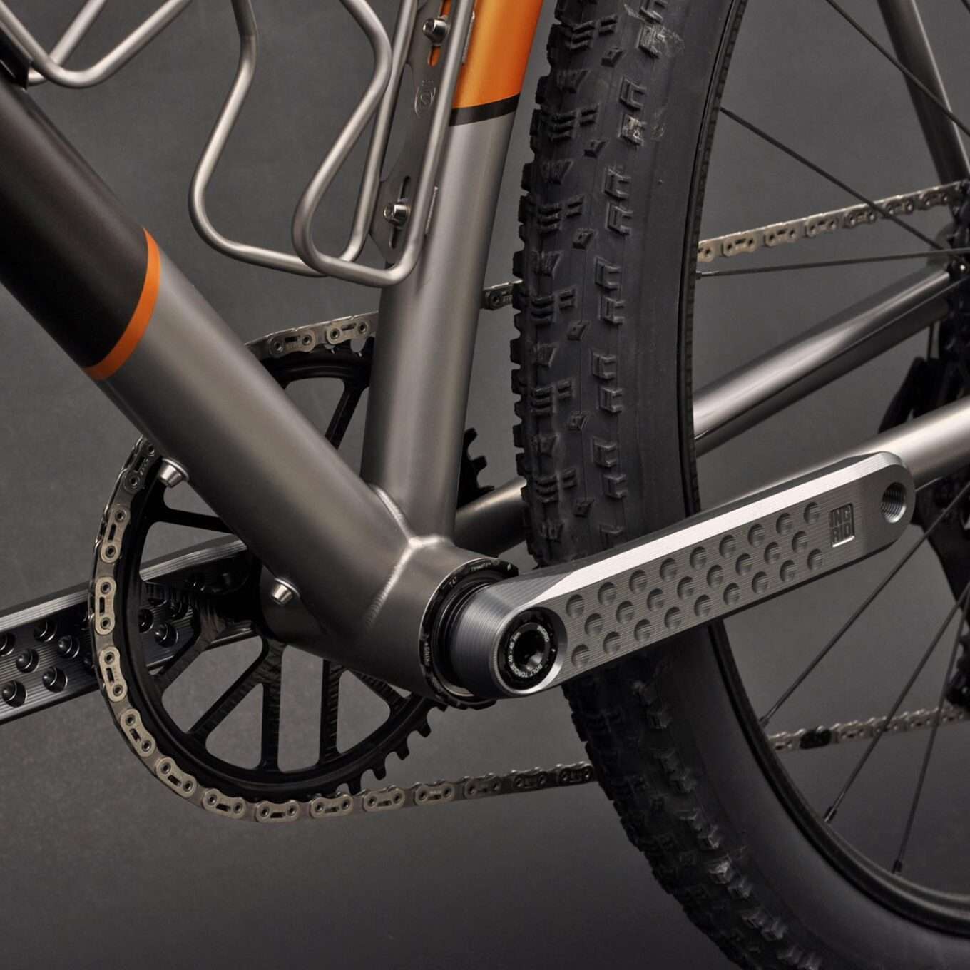 La bici gravel in titanio Baum Cycles DBM è una mountain bike con drop bar e movimento centrale T47