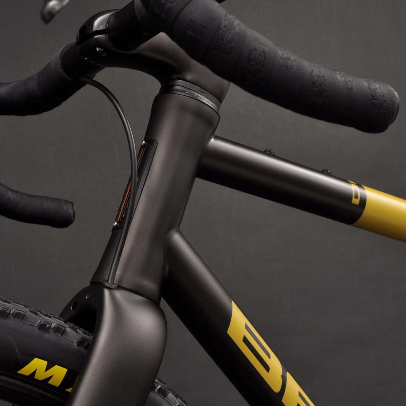 La bici gravel in titanio Baum Cycles DBM è una mountain bike con drop bar, passaggio dei cavi completamente interno integrato