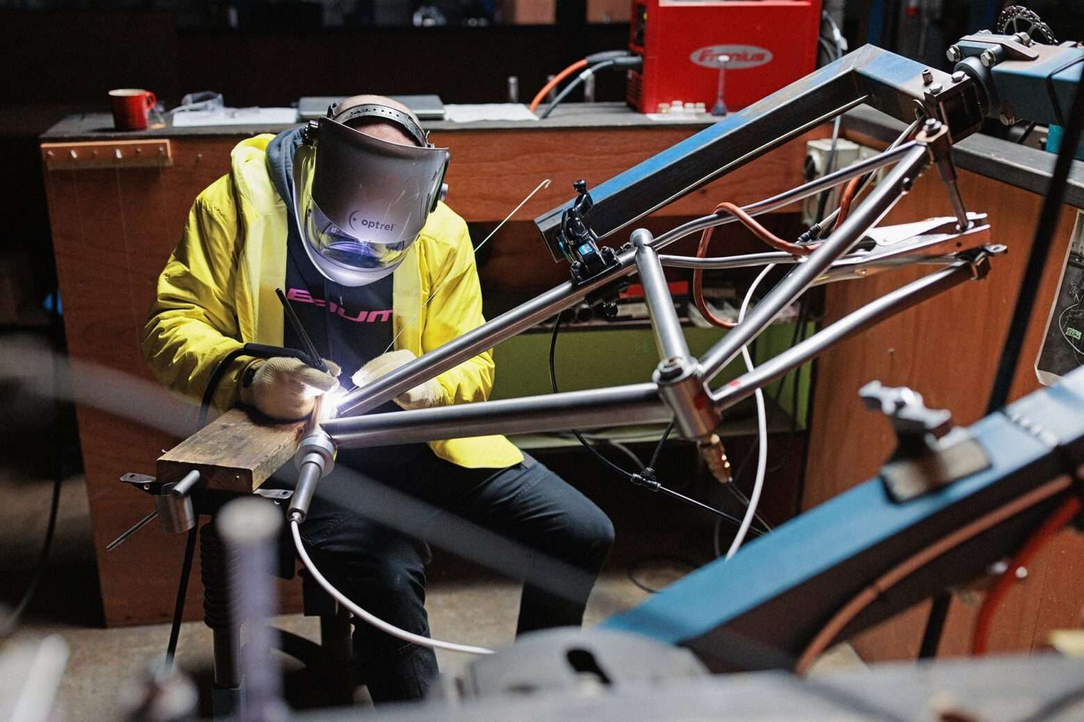 La bici da ghiaia in titanio Baum Cycles DBM è una mountain bike con drop bar, costruzione di telai