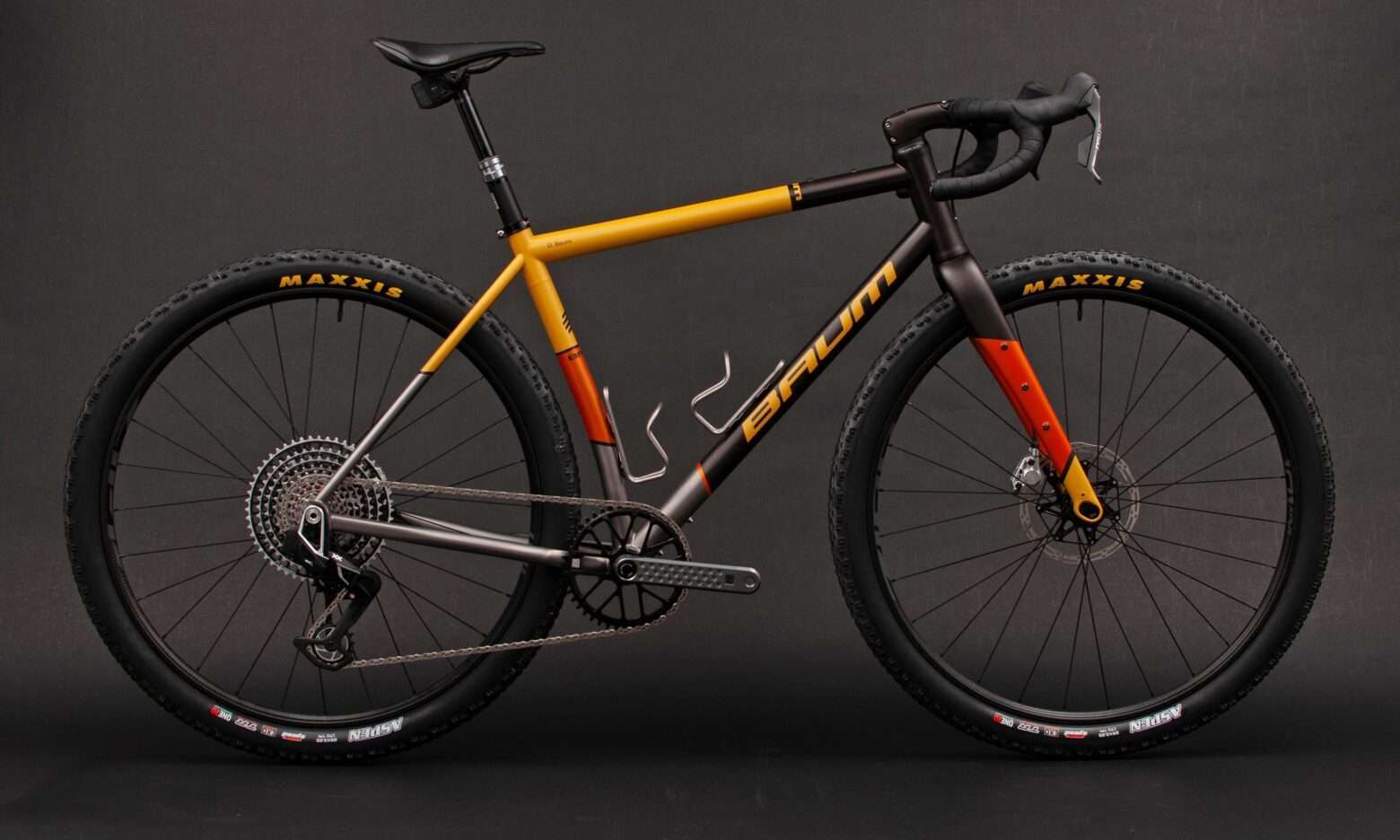 La bici gravel in titanio Baum Cycles DBM è una mountain bike con drop bar, completa