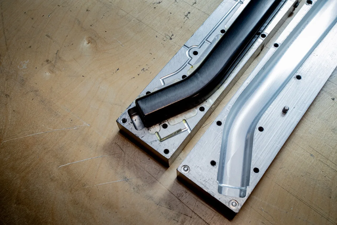Realizzazione del prototipo di bici da downhill Pivot Phoenix DW6 in Arizona