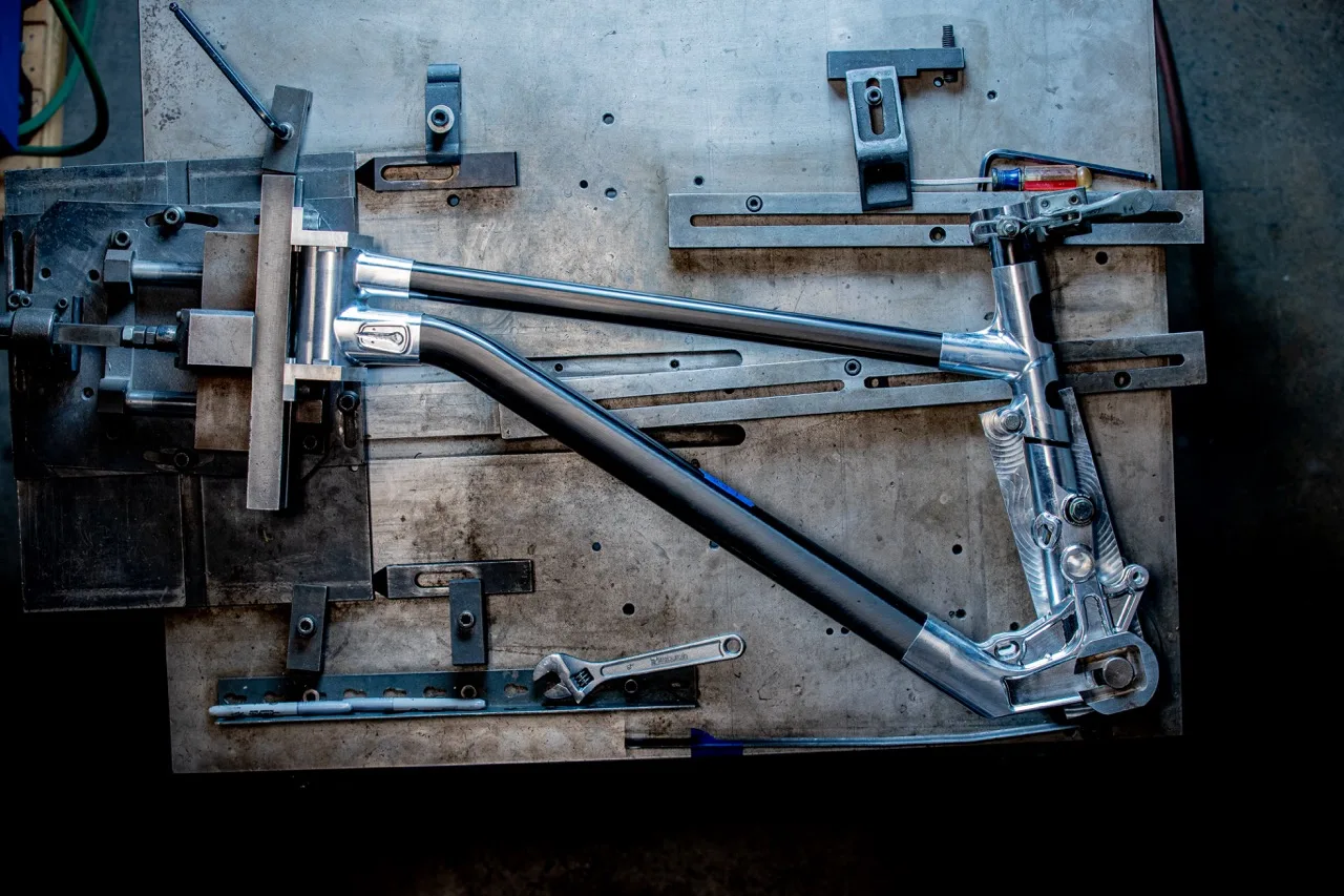 Realizzazione del prototipo di bici da downhill Pivot Phoenix DW6 in Arizona