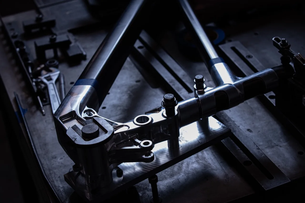 Realizzazione del prototipo di bici da downhill Pivot Phoenix DW6 in Arizona