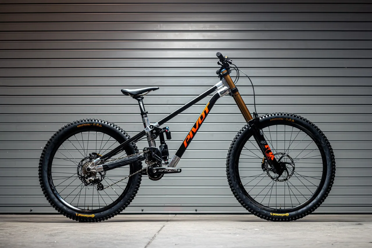 Realizzazione del prototipo di bici da downhill Pivot Phoenix DW6 in Arizona