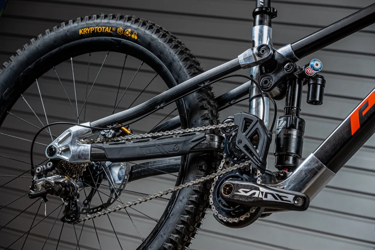 Realizzazione del prototipo di bici da downhill Pivot Phoenix DW6 in Arizona